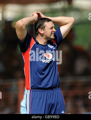 Cricket - First One Day International - Inde / Angleterre - Madhavrao Scindia Cricket Ground - Rajkot.Steve Harmison, de l'Angleterre, montre sa frustration lors de la première Journée internationale à Madhavrao Scindia Cricket Ground, Rajkot, Inde. Banque D'Images