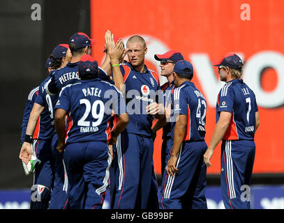 Andrew Flintooff, de l'Angleterre, est félicité après avoir pris Suresh Raina en Inde par Paul Collingwood lors de la première journée internationale au terrain de cricket de Madhavrao Scindia, Rajkot, en Inde. Banque D'Images