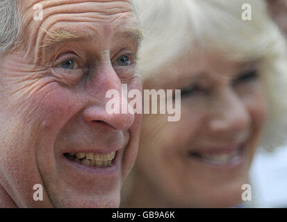 Le Prince de Galles et Camilla, duchesse de Cornouailles réagissent en regardant un concert à l'Opéra royal du centre de Londres organisé par la Fondation du Prince pour les enfants et les Arts Banque D'Images