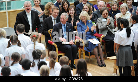 Le Prince de Galles et Camilla, duchesse de Cornouailles réagissent en regardant un concert à l'Opéra royal du centre de Londres organisé par la Fondation du Prince pour les enfants et les Arts Banque D'Images