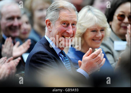 Le Prince de Galles et Camilla, duchesse de Cornouailles réagissent en regardant un concert à l'Opéra royal du centre de Londres organisé par la Fondation du Prince pour les enfants et les Arts Banque D'Images