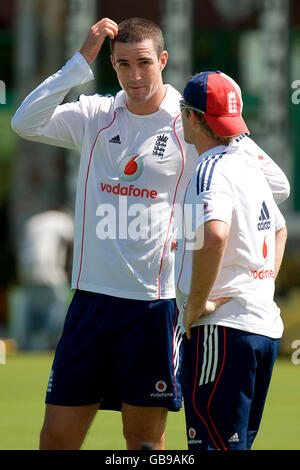 Le capitaine d'Angleterre Kevin Pietersen a eu une conversation avec son coéquipier Ian Bell au cours d'une séance de filets au terrain de cricket de Stanford, à Coolidge, à Antigua. Banque D'Images