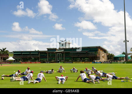 Des joueurs d'Angleterre ont participé à une séance d'entraînement au Stanford Cricket Ground, Coolidge, Antigua. Banque D'Images