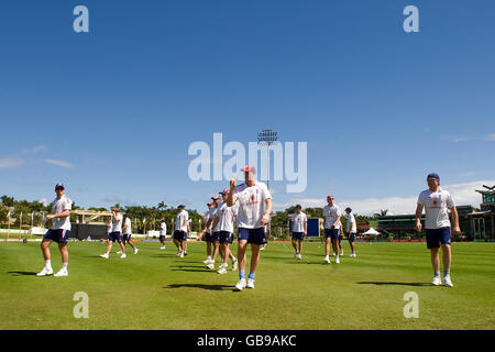 Des joueurs d'Angleterre ont participé à une séance d'entraînement au Stanford Cricket Ground, Coolidge, Antigua. Banque D'Images