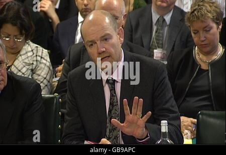 Le directeur général de la BBC, Mark Thompson, parle devant le Comité spécial de la culture de la Chambre des communes de Londres. Banque D'Images