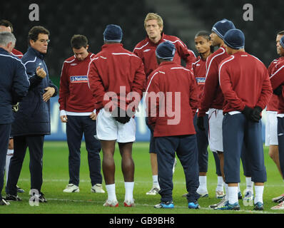 L'entraîneur d'Angleterre Fabio Capello (à gauche) s'adresse à l'équipe engalnd lors d'une session d'entraînement au stade olympique de Berlin, en Allemagne. Banque D'Images