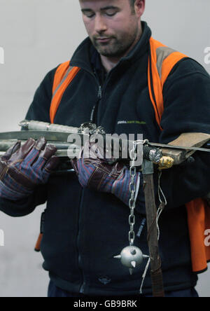 Un travailleur de Broxburn recueille pour avoir déchiqueter certains des 3,000 couteaux saisis ou remis au cours des cinq premiers mois de la campagne contre la violence de la police de Strathclyde. Banque D'Images