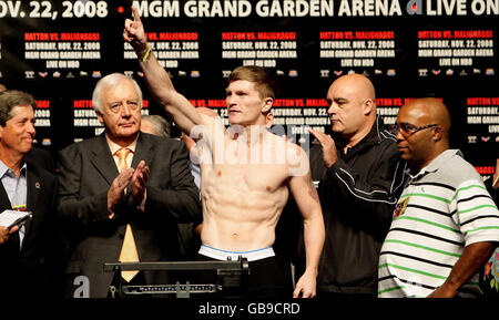 Boxe - Weigh-In - Paulie Malignaggi v Ricky Hatton - MGM Grand Hotel.Ricky Hatton lors de sa pesée au MGM Grand Hotel à Las Vegas, aux États-Unis. Banque D'Images