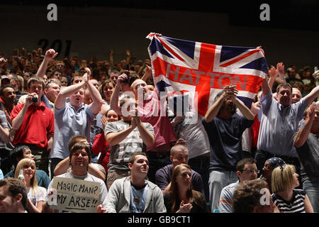 Boxe - Weigh-In - Paulie Malignaggi v Ricky Hatton - MGM Grand Hotel.Les fans de Ricky Hatton regardent la pesée entre Ricky Hatton et Paulie Malignagi au MGM Grand Hotel de Las Vegas, aux États-Unis. Banque D'Images