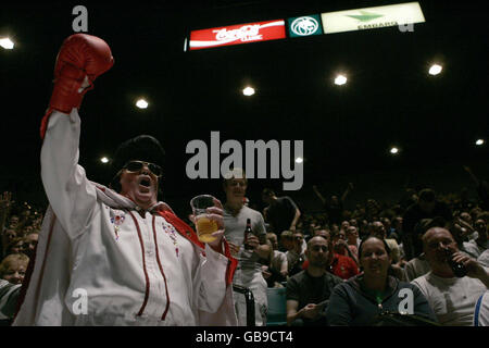 Boxe - Weigh-In - Paulie Malignaggi v Ricky Hatton - MGM Grand Hotel.Les fans regardent le poids de Ricky Hatton et Paulie Malignagi au MGM Grand Hotel de Las Vegas, États-Unis. Banque D'Images