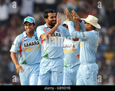 Le Zaheer Khan (centre) de l'Inde célèbre le cricket de l'Alastair Cook d'Angleterre lors de la Fifth One Day International au stade Barabati de Bhubaneswar, en Inde. Banque D'Images