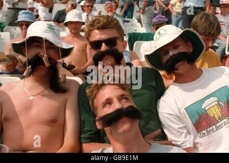 FANS PORTANT MERV HUGHES TYPE FAUX MOUSTACHES À L'ANGLETERRE V MATCH DE L'AUSTRALIE Banque D'Images