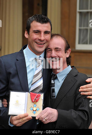 Joe Calzaghe, 36 ans, champion du monde indéfait, et son père Enzo après avoir reçu son CBE pour des services de sport et de bénévolat au pays de Galles, de la reine Elizabeth II de Britian à Buckingham Palace, Londres. Banque D'Images