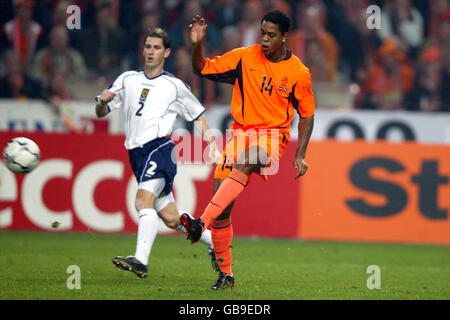 Football - Championnat d'Europe 2004 Play-off - second Leg - Hollande / Ecosse.Patrick Kluivert (r), de Hollande, est dans une balle sur le but malgré l'attention de Jackie McNamara, en Écosse Banque D'Images