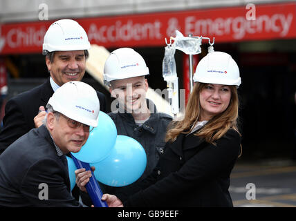 De gauche à droite. Matthew Engel du Laurie Engel Fund, Simon Davies du Teenage cancer Trust, de la victime de cancer Tyler Bradley, 15 ans, de Stourbridge et du directeur d'entreprise du sport Karren Brady lors de la cérémonie de découpe du gazon pour le nouveau bâtiment du Teenage cancer Trust à l'hôpital pour enfants de Birmingham. Banque D'Images