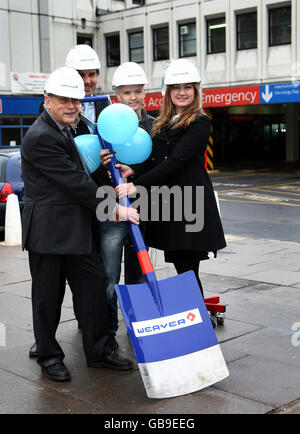 De gauche à droite. Matthew Engel du Laurie Engel Fund, Simon Davies du Teenage cancer Trust, de la victime de cancer Tyler Bradley, 15 ans, de Stourbridge et du directeur d'entreprise du sport Karren Brady lors de la cérémonie de découpe du gazon pour le nouveau bâtiment du Teenage cancer Trust à l'hôpital pour enfants de Birmingham. Banque D'Images