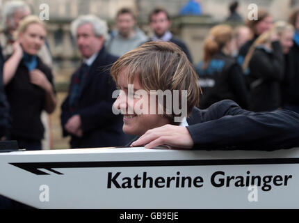 Katherine Granger, trois fois médaillée d'argent aux Jeux olympiques, célèbre le nom du nouvel artisanat de huit personnes du Edinburgh University Boat Club. Banque D'Images