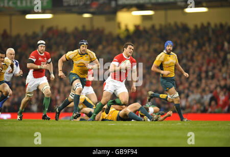 Jamie Roberts, au pays de Galles, joue avec le ballon et est chassé par Matt Giteau, en Australie, lors du match de la série permanente Invesco au Millennium Stadium de Cardiff. Banque D'Images