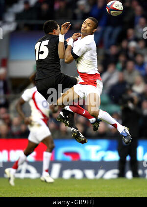 Muliaina, de Nouvelle-Zélande, et Delon Armitage (à droite), d'Angleterre, sautent pour le ballon lors du match de la série Investec Challenge au Twickenham, Londres. Banque D'Images