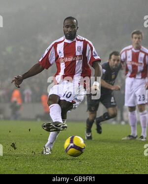 Ricardo Fuller, de la ville de Stoke, a obtenu un score à partir de la zone de pénalité Banque D'Images