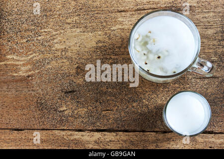 Les tears avec du lait de coco en verre sur la table en bois. Dessert thaïlandais Banque D'Images