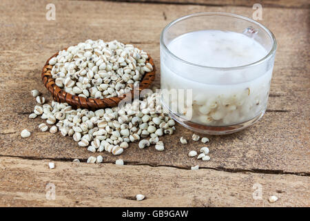 Les tears avec le lait de coco dans le verre et les tears sur bois brut table. Dessert thaïlandais Banque D'Images