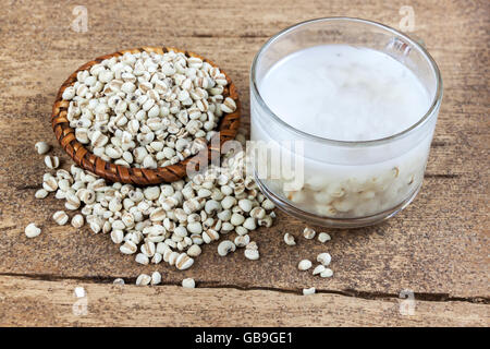 Les tears avec le lait de coco dans le verre et les tears sur bois brut table. Dessert thaïlandais Banque D'Images