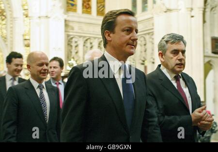 Le Premier ministre britannique Gordon Brown (à droite) marche avec le chef du Parti conservateur de l'opposition David Cameron dans le hall des pairs du Parlement lors de l'ouverture du Parlement à Londres. Banque D'Images