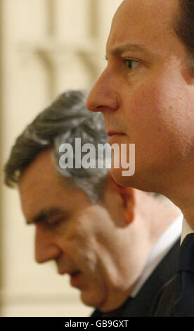 Le Premier ministre britannique Gordon Brown (à gauche) marche avec le chef du Parti conservateur de l'opposition David Cameron dans le hall des pairs du Parlement lors de l'ouverture du Parlement à Londres. Banque D'Images
