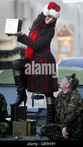 Mlle UK, Nieve Jennings avec l'Armée L/Cpl Shug Hughes avec des cadeaux de Noël pour les soldats en Afghanistan lors d'une séance photo à l'extérieur de Marks and Spencer à Glasgow. Banque D'Images