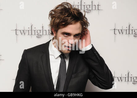 Robert Pattinson arrive à la première de Twilight, au cinéma vue West End dans le centre de Londres. Banque D'Images