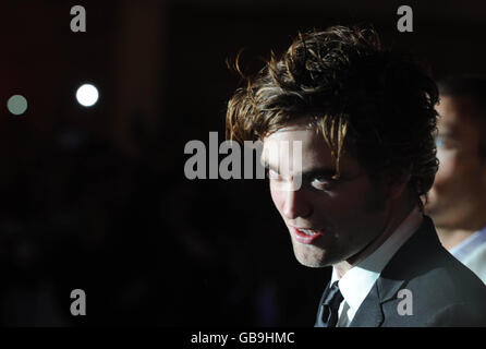 Robert Pattinson arrive à la première de Twilight, au cinéma vue West End dans le centre de Londres. Banque D'Images