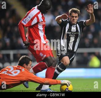 Football - Barclays Premier League - Newcastle United / Stoke City - St James' Park.Le gardien de but de Stoke City Thomas Sorensen sauve le ballon des pieds de Michael Owen (r) de Newcastle United Banque D'Images