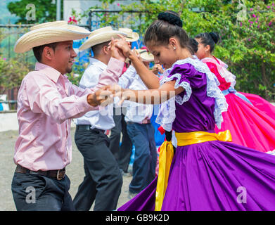 Les spectacles de danse salvadorienne pendant le Festival de fleurs et de Palm à Panchimalco, El Salvador Banque D'Images