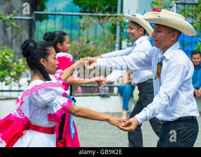 Les spectacles de danse salvadorienne pendant le Festival de fleurs et de Palm à Panchimalco, El Salvador Banque D'Images