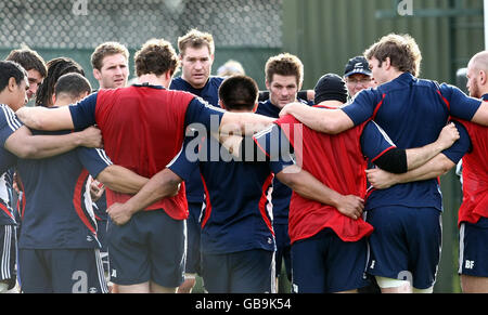 New Zealand All Blacks capitaine Richie McCaw (au centre à droite) prépare son équipe pour le match perpétuel de la série Invesco de samedi lors d'une séance d'entraînement aux jardins de Sofia, au pays de Galles. Banque D'Images