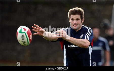 Rugby Union - Nouvelle-Zélande session d'entraînement - Sofia Gardens.Nouvelle-Zélande le capitaine de tous les Noirs Richie McCaw pendant une séance d'entraînement aux jardins de Sofia, au pays de Galles. Banque D'Images