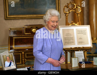 La reine Elizabeth II de Grande-Bretagne au palais de Buckingham, alors qu'elle reçoit le président d'Israël Shimon Peres, lui présentant un ordre honorifique de Saint Michel et Saint George. Banque D'Images