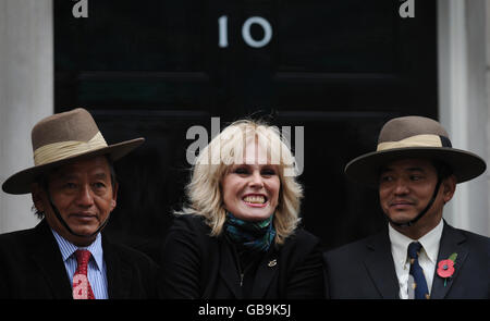 Joanna Lumley présente aujourd'hui une pétition à Downing Street à Londres au nom de la campagne de justice de Gurkha, qui demande au gouvernement de donner à l'armée britannique Gurkhas qui a pris sa retraite avant 1997 le droit automatique de s'installer au Royaume-Uni. Banque D'Images