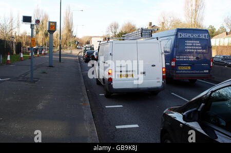 Caméra de vitesse moyenne (temps sur distance) fabriquée par robot Visual Systems, qui est en cours d'essai sur le chemin de transport double A3 près de Kingston upon Thames, Surrey. Banque D'Images