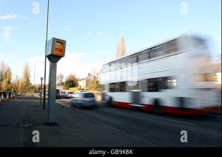 Caméra de vitesse moyenne (temps sur distance) fabriquée par robot Visual Systems, qui est en cours d'essai sur le chemin de transport double A3 près de Kingston upon Thames, Surrey. Banque D'Images