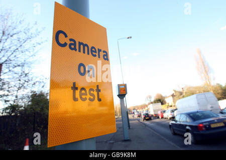 Caméra de vitesse moyenne (temps sur distance) fabriquée par robot Visual Systems, qui est en cours d'essai sur le chemin de transport double A3 près de Kingston upon Thames, Surrey. Banque D'Images