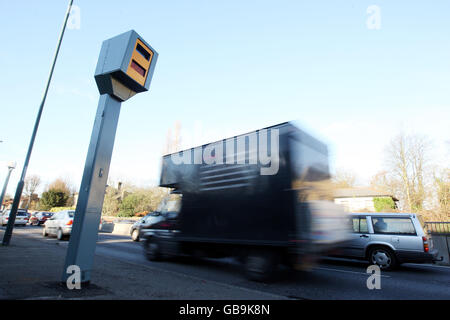 Caméra de vitesse moyenne (temps sur distance) fabriquée par robot Visual Systems, qui est en cours d'essai sur le chemin de transport double A3 près de Kingston upon Thames, Surrey. Banque D'Images