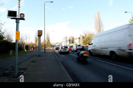 Caméra de vitesse moyenne (temps sur distance) fabriquée par robot Visual Systems, qui est en cours d'essai sur le chemin de transport double A3 près de Kingston upon Thames, Surrey. Banque D'Images