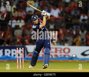 Andrew Flintooff, en Angleterre, se batte lors de la quatrième journée internationale au stade M Chinnaswamy, à Bangalore, en Inde. Banque D'Images