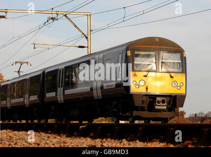 Stock de transport : la locomotive Díro National Express East Anglia classe 360 traverse Ingatestone, Essex. Banque D'Images