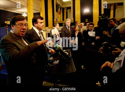 Taoiseach Brian Cowen TD (à gauche) et le ministre des Finances Brian Lenihan TD (à droite) lors du lancement de la déclaration du gouvernement sur la transformation des services publics à Dublin Castle, Dublin. Banque D'Images