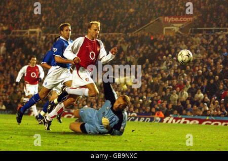 Football - FA Barclaycard Premiership - Birmingham City / Arsenal.Dennis Bergkamp, d'Arsenal, fait le ballon sur Maik Taylor, gardien de but de Birmingham City, pour marquer le deuxième but Banque D'Images