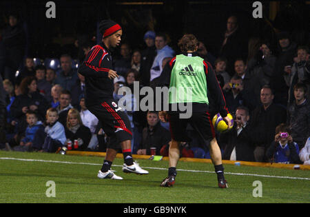 Les fans de football regardent le Ronaldinho de l'AC Milan lors d'une séance d'entraînement au parc Fratton, Portsmouth. Banque D'Images