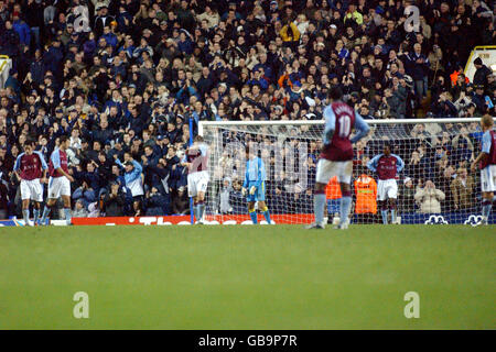 Football - FA Barclaycard Premiership - Tottenham Hotspur / Aston Villa.Les joueurs d'Aston Villa sont découragés après que Robbie Keane's ait marqué le but gagnant de Tottenham Hotspur Banque D'Images